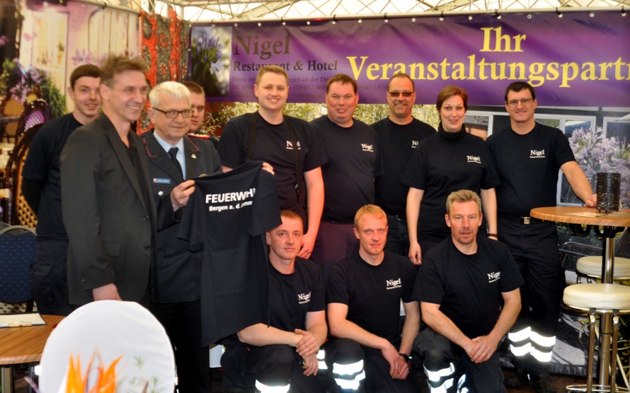 Übergabe der neuen T-Shirts am Stand von Nigel Hotel & Restaurant