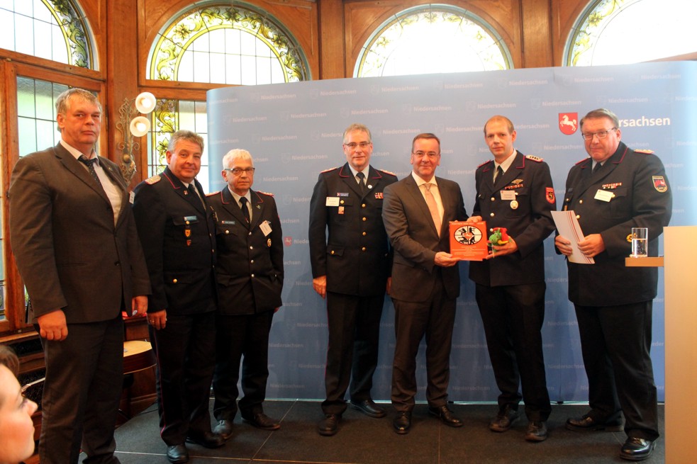 Thomas Buchwald nimmt die begehrte Plakette in Empfang